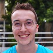 Professeur particulier donne cours de soutien scolaire aux étudiants jusqu'au BAC